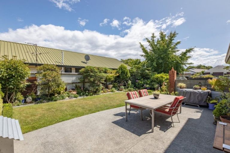 Photo of property in 10 Pyatt Place, Redwood, Christchurch, 8051