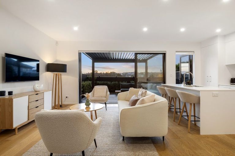 Photo of property in 5 Nga Tutu Place, Belmont, Auckland, 0622