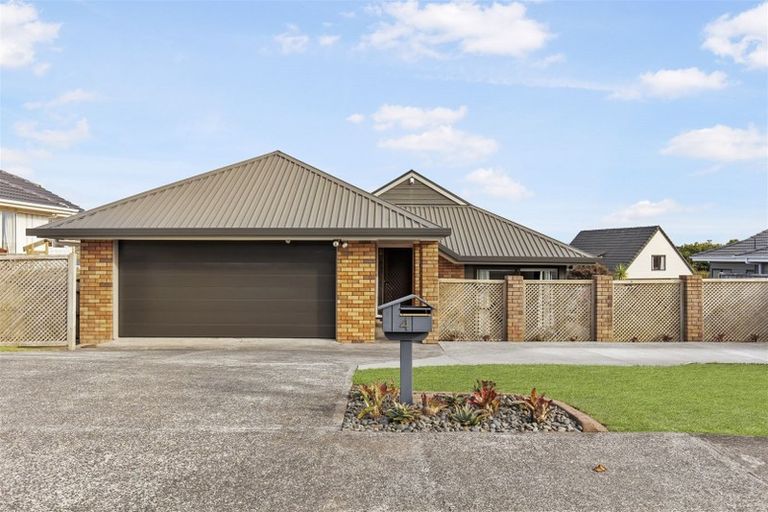 Photo of property in 4 Pinewood Grove, Botany Downs, Auckland, 2010