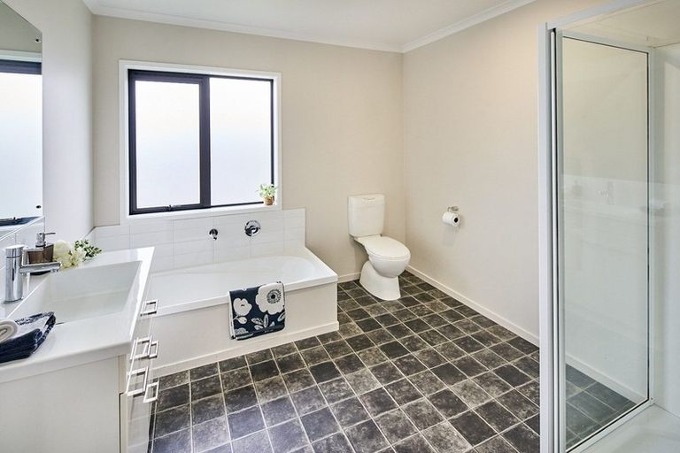 Photo of property in 70 Sunstone Crescent, Timberlea, Upper Hutt, 5018