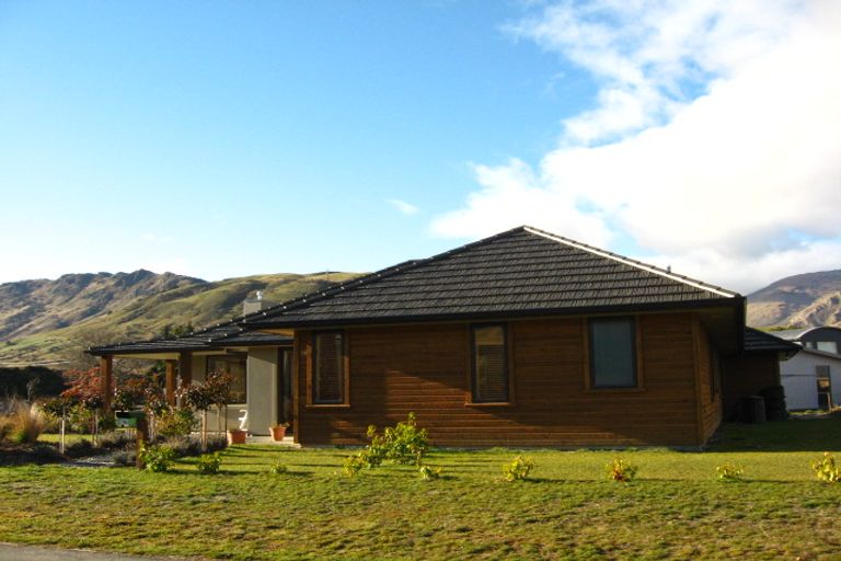 Photo of property in 16 Bridesdale Drive, Lake Hayes, Queenstown, 9304