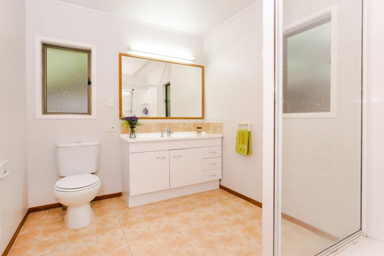 Photo of property in 5 Hayes Road, Henderson Valley, Auckland, 0612