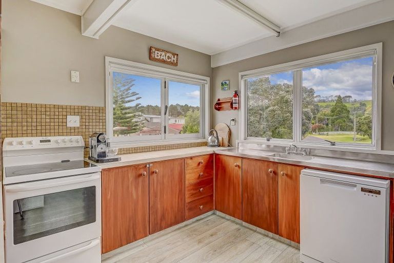 Photo of property in 4 Hardy Place, Cooks Beach, Whitianga, 3591