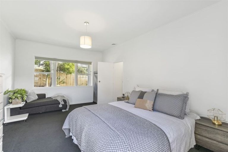Photo of property in 1/300 Glenfield Road, Glenfield, Auckland, 0629