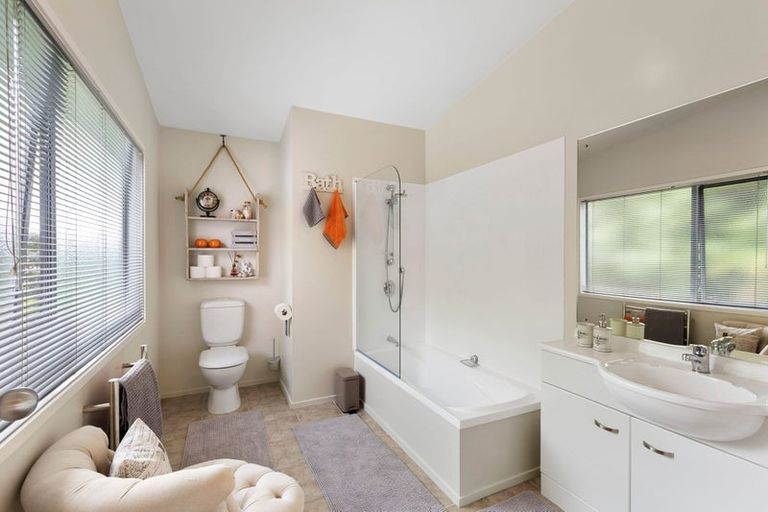 Photo of property in 10 Caledonia Place, Highlands Park, New Plymouth, 4312