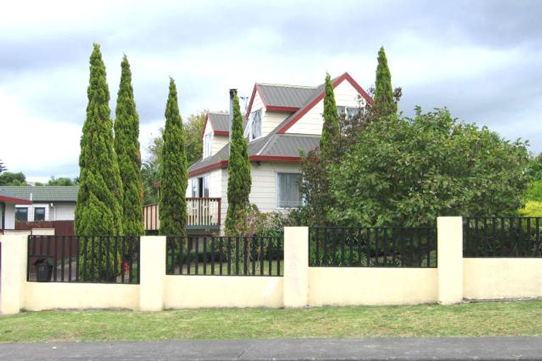 Photo of property in 12 Madigan Place, Glendene, Auckland, 0602