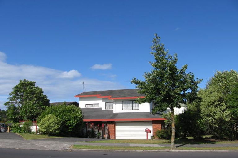 Photo of property in 2/33 Unsworth Drive, Unsworth Heights, Auckland, 0632