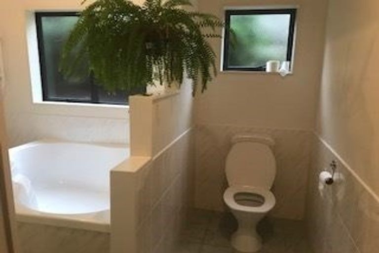 Photo of property in 4 Basra Drive, Henderson, Auckland, 0612