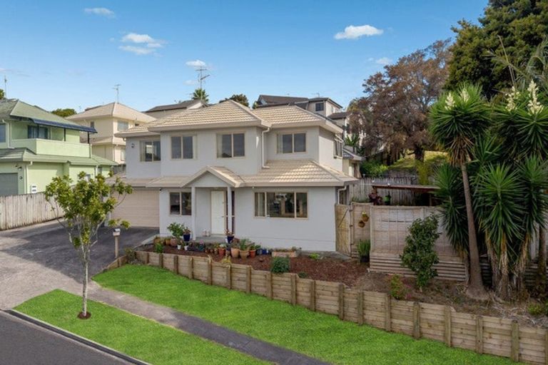 Photo of property in 3 Fairchild Avenue, Goodwood Heights, Auckland, 2105