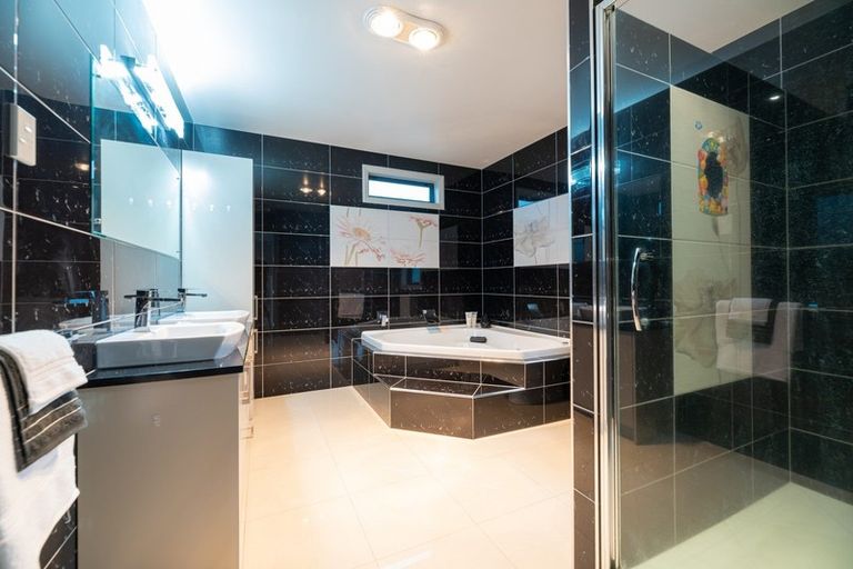 Photo of property in 45 Forrest Hill Road, Milford, Auckland, 0620