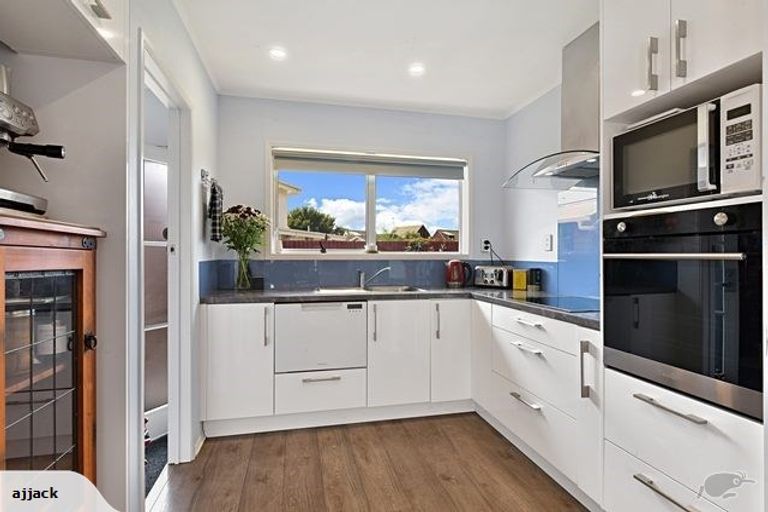 Photo of property in 11b Tatua Place, Conifer Grove, Takanini, 2112