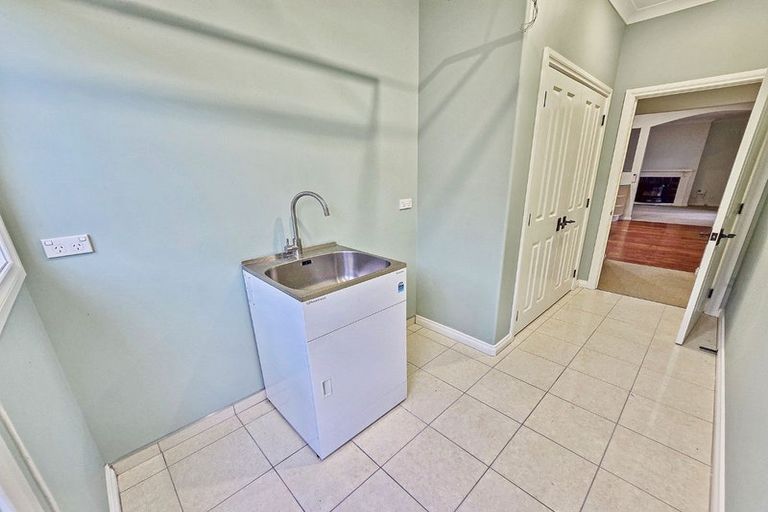 Photo of property in 16 Palliser Place, Poraiti, Napier, 4112