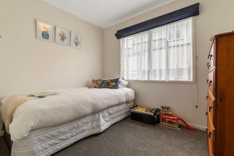 Photo of property in 2/11 Longreach Drive, Sunnyvale, Auckland, 0612