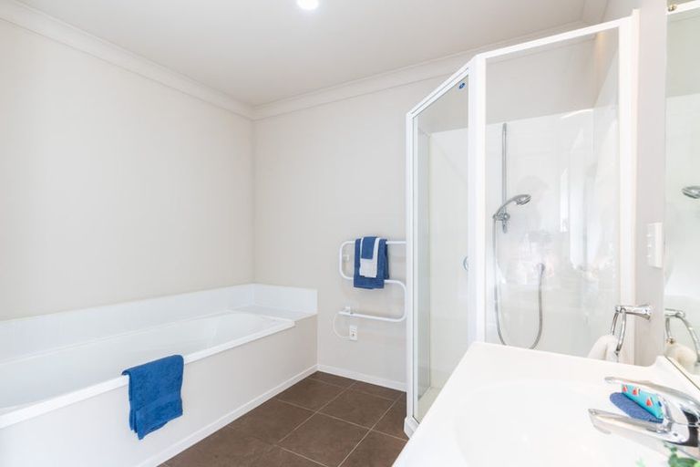 Photo of property in 18 Erlestoke Crescent, Churton Park, Wellington, 6037