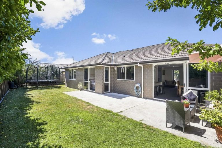 Photo of property in 64 Farnborough Drive, Grandview Heights, Hamilton, 3200