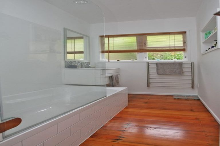 Photo of property in 11 Versailles Street, Karori, Wellington, 6012