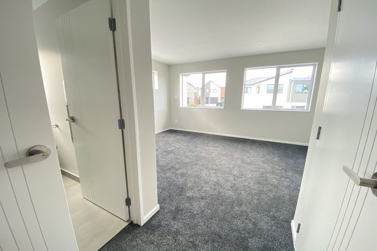 Photo of property in 35 Kaimai Avenue, Massey, Auckland, 0614