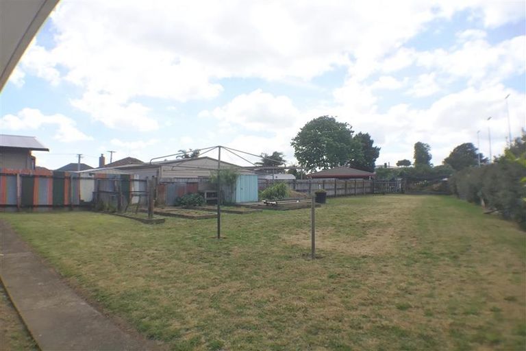 Photo of property in 23 Ward Crescent, Te Atatu Peninsula, Auckland, 0610