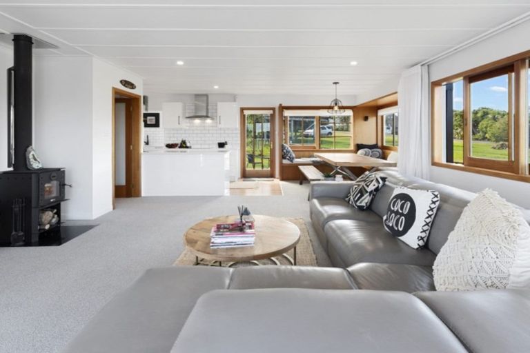 Photo of property in 4 Penguin Street, Leigh, 0985