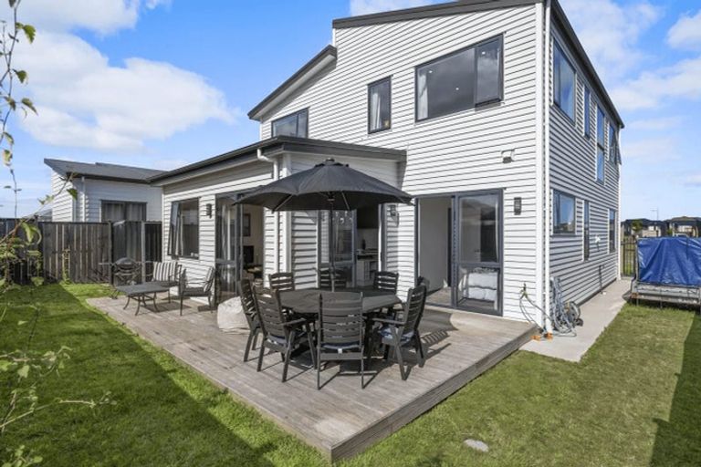 Photo of property in 11 Koiora Road, Clarks Beach, 2122