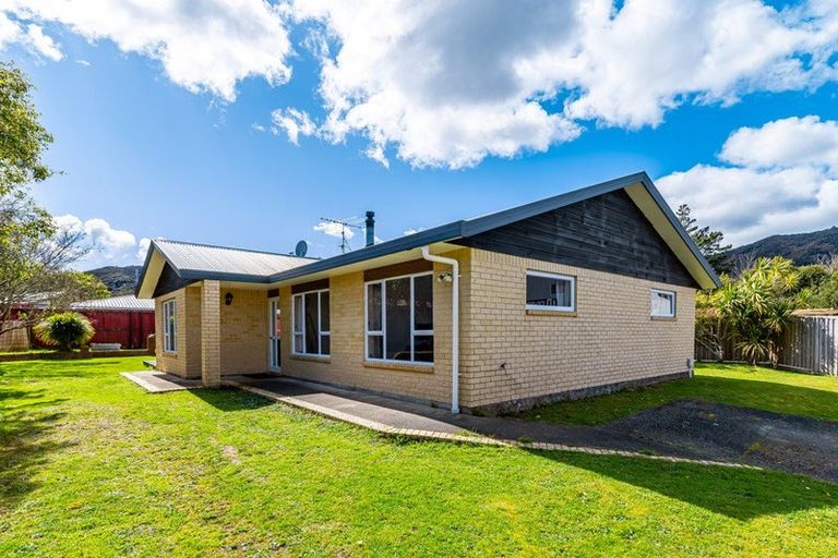 Photo of property in 3 Ipswich Grove, Wainuiomata, Lower Hutt, 5014
