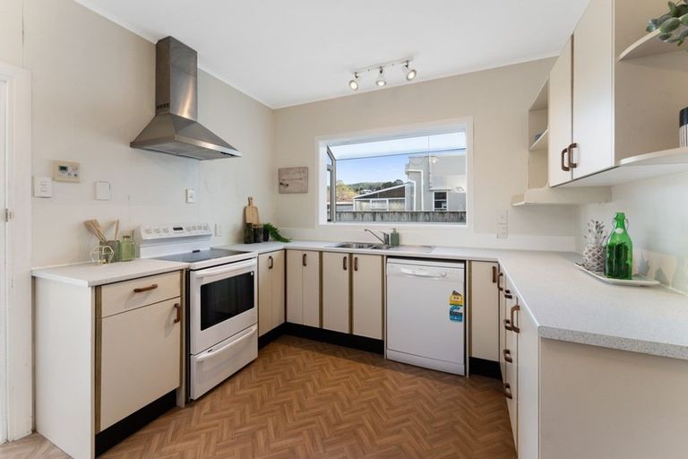 Photo of property in 10 Cambridge Street, Tawa, Wellington, 5028