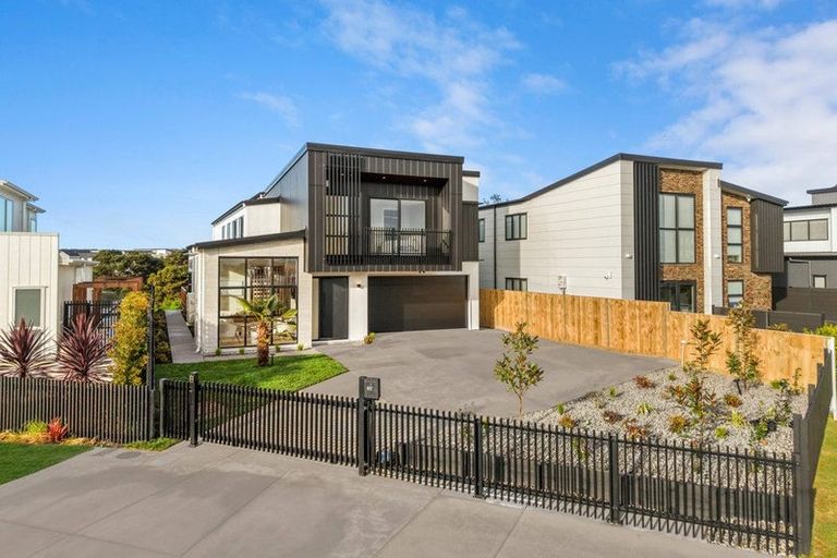 Photo of property in 18 Pukeko Road, Hobsonville, 0616