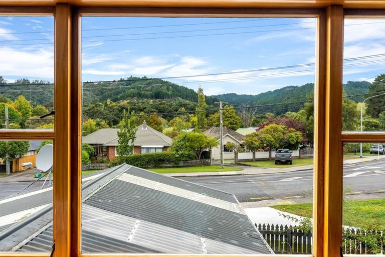 Photo of property in 18 Pinehaven Road, Pinehaven, Upper Hutt, 5019