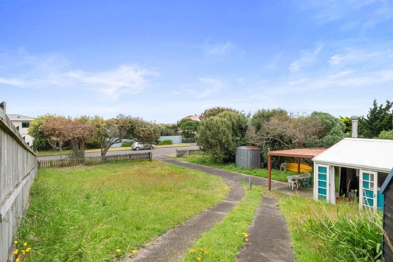 Photo of property in 11 James Street, Waikawa Beach, Manakau, 5573