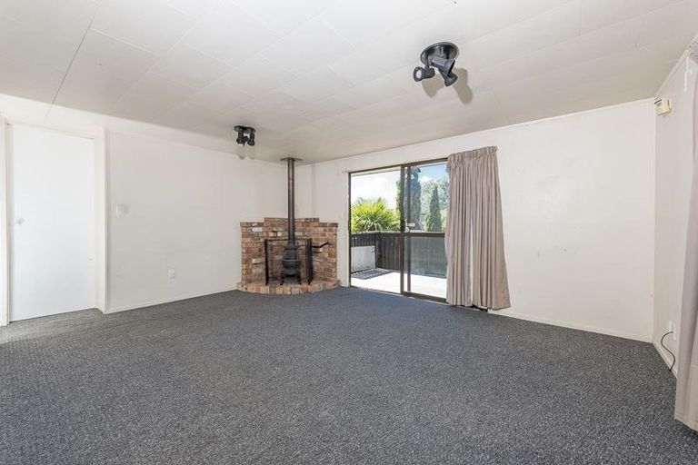 Photo of property in 4 Kayle Glen, West Harbour, Auckland, 0618