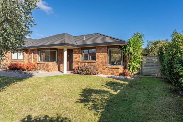 Photo of property in 98 Guildford Drive, Paraparaumu Beach, Paraparaumu, 5032