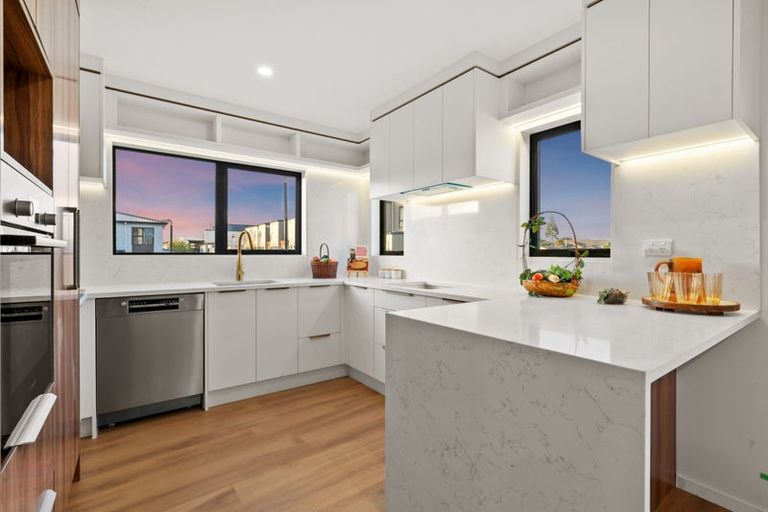 Photo of property in 1/32 Tapuwae Way, Mangere Bridge, 2022