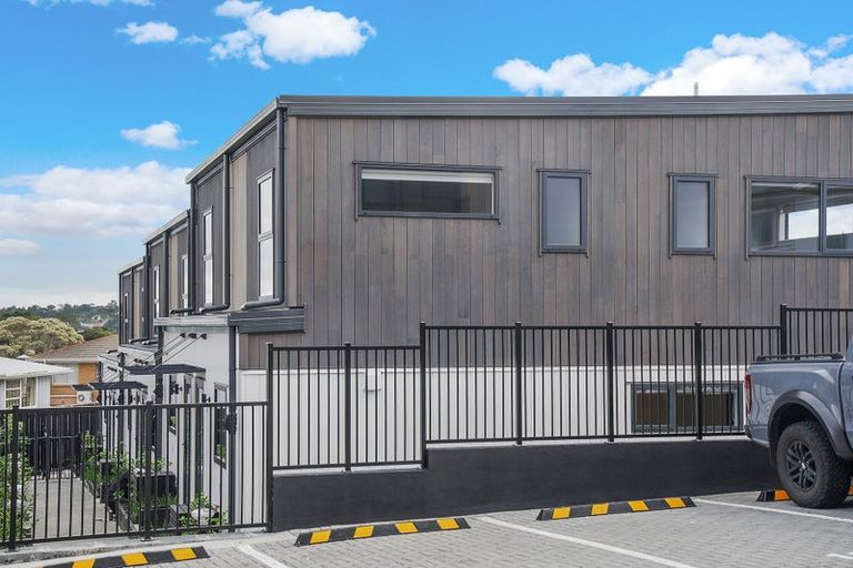 Photo of property in 15/506 Glenfield Road, Bayview, Auckland, 0629