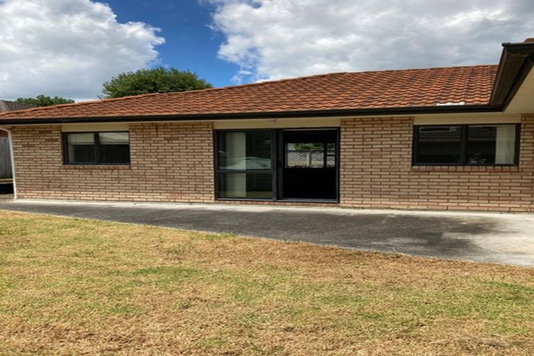 Photo of property in 5 Burton's Drive, Swanson, Auckland, 0614