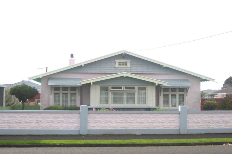 Photo of property in 6 Gladstone Road, New Plymouth, 4310