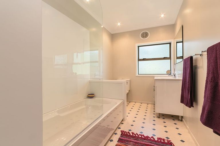 Photo of property in 124 Takahe Road, Titirangi, Auckland, 0604