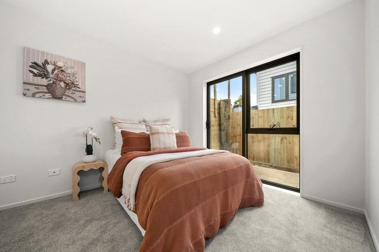 Photo of property in 5/1088 Beach Road, Torbay, Auckland, 0630