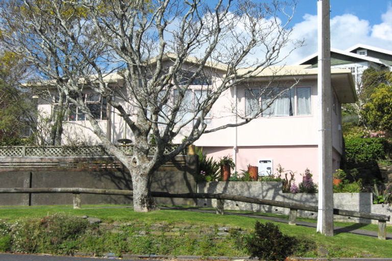 Photo of property in 64 Waiwaka Terrace, Strandon, New Plymouth, 4312