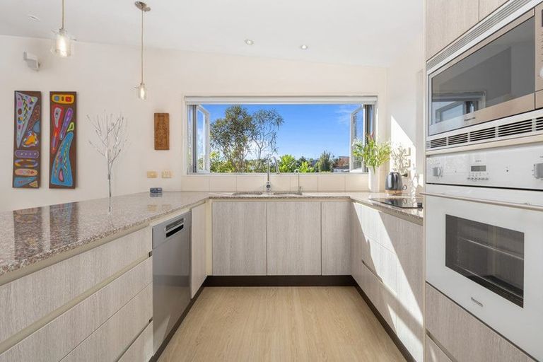 Photo of property in 10 Veronica Close, Red Beach, 0932