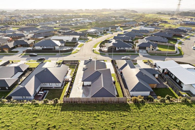 Photo of property in 32 Atlantic Drive, Fitzherbert, Palmerston North, 4410