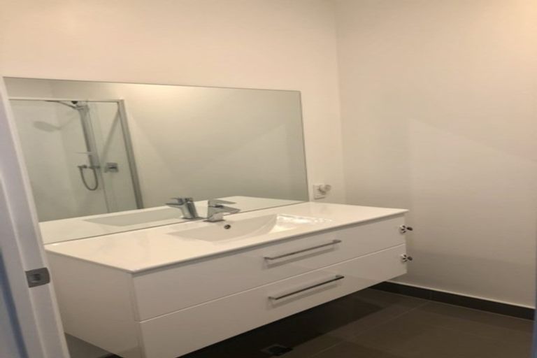 Photo of property in 4/15 Chivalry Road, Glenfield, Auckland, 0629