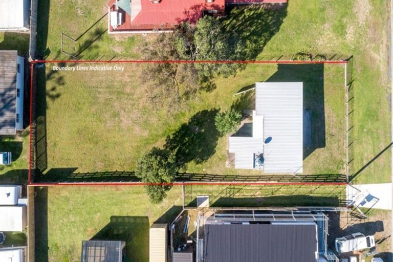 Photo of property in 114 Beverley Terrace, Whangamata, 3620