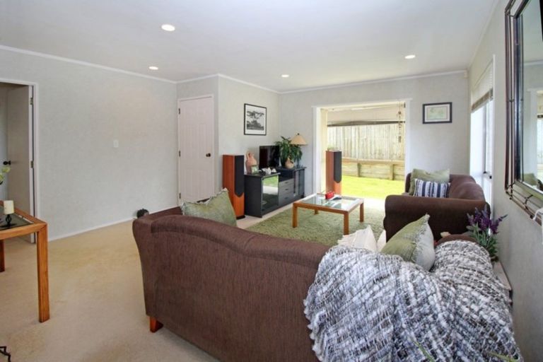 Photo of property in 2/7 Zurich Place, Weymouth, Auckland, 2103