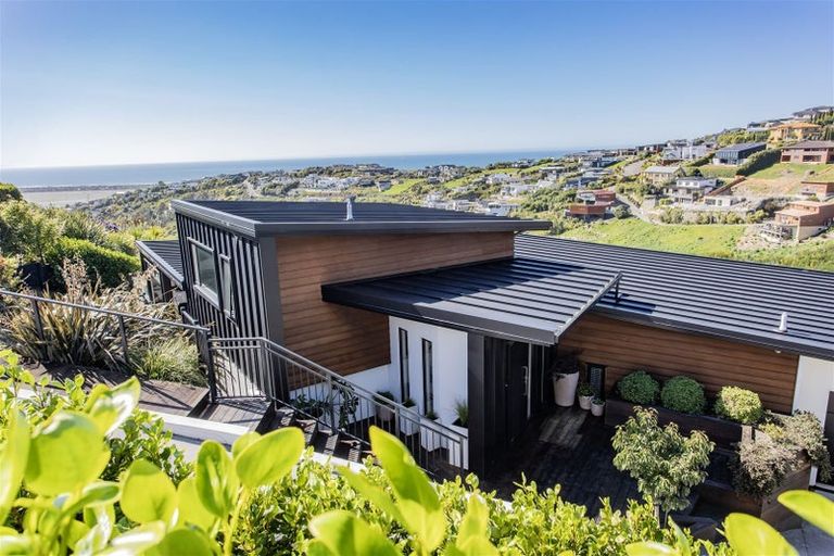 Photo of property in 17 Drayton Drive, Mount Pleasant, Christchurch, 8081