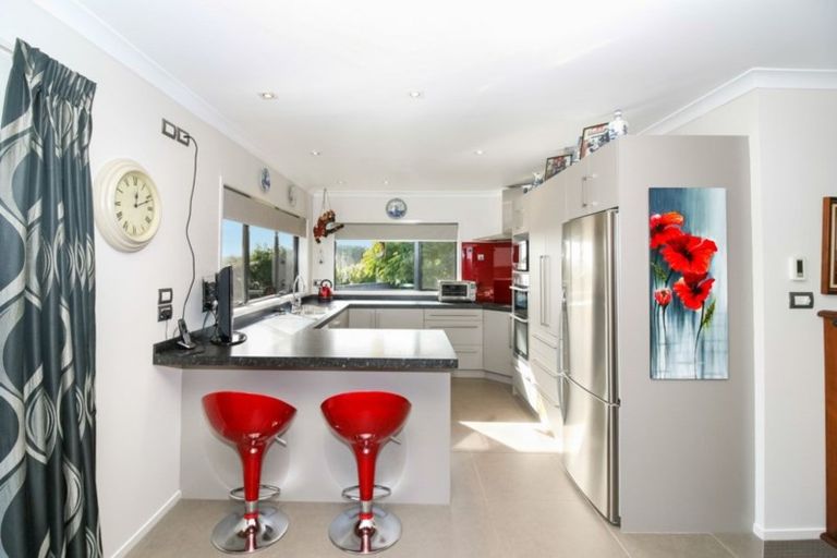 Photo of property in 6 Manuka Place, Whalers Gate, New Plymouth, 4310