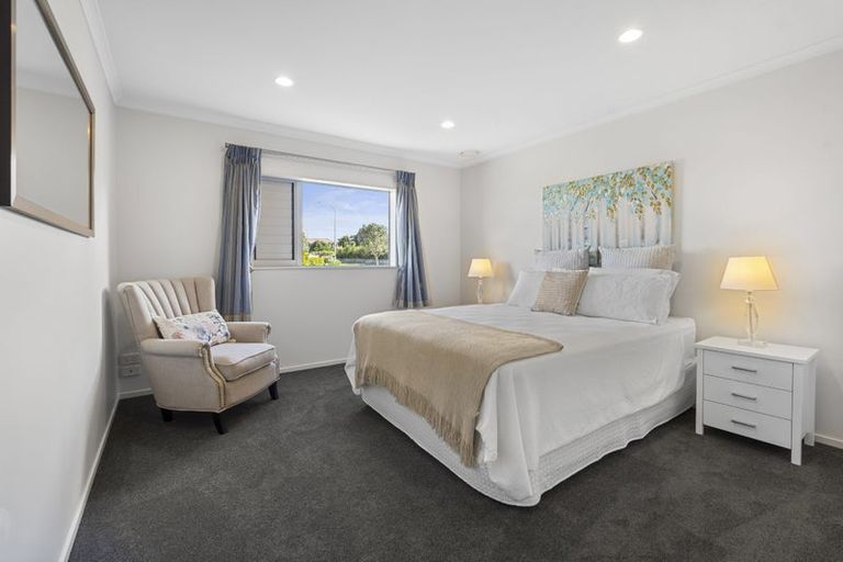 Photo of property in 60 Chesterfield Way, Orewa, 0931