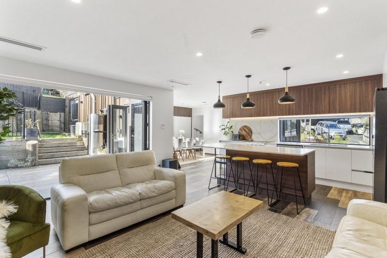 Photo of property in 25b Deverell Place, Northcross, Auckland, 0632