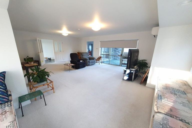 Photo of property in 17 Gardone Terrace, Conifer Grove, Takanini, 2112