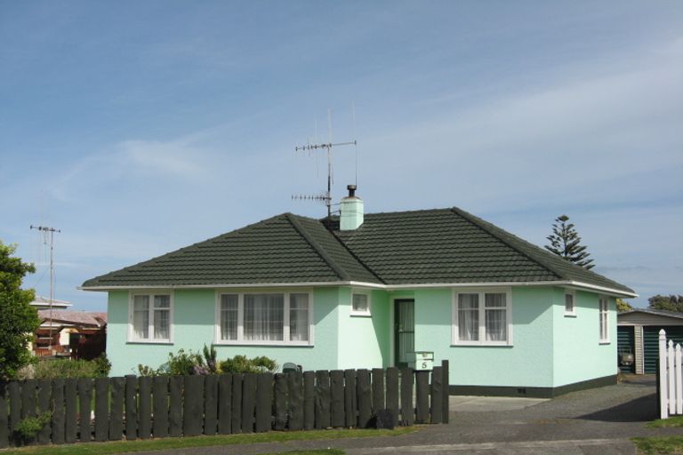 Photo of property in 5 Kuaka Place, Castlecliff, Whanganui, 4501