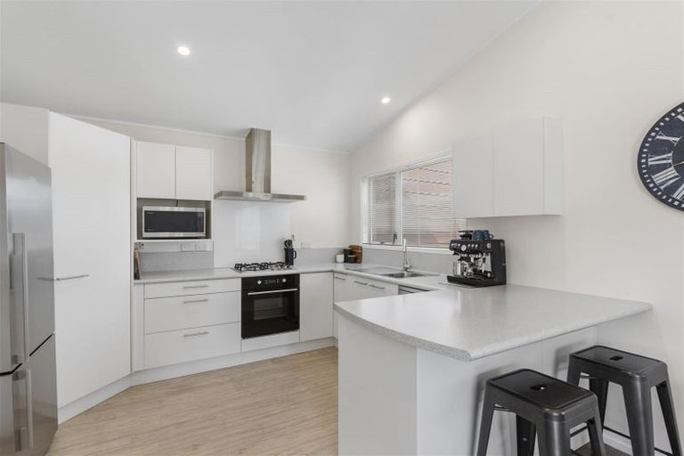 Photo of property in 2/8 Wattle Street, New Lynn, Auckland, 0600